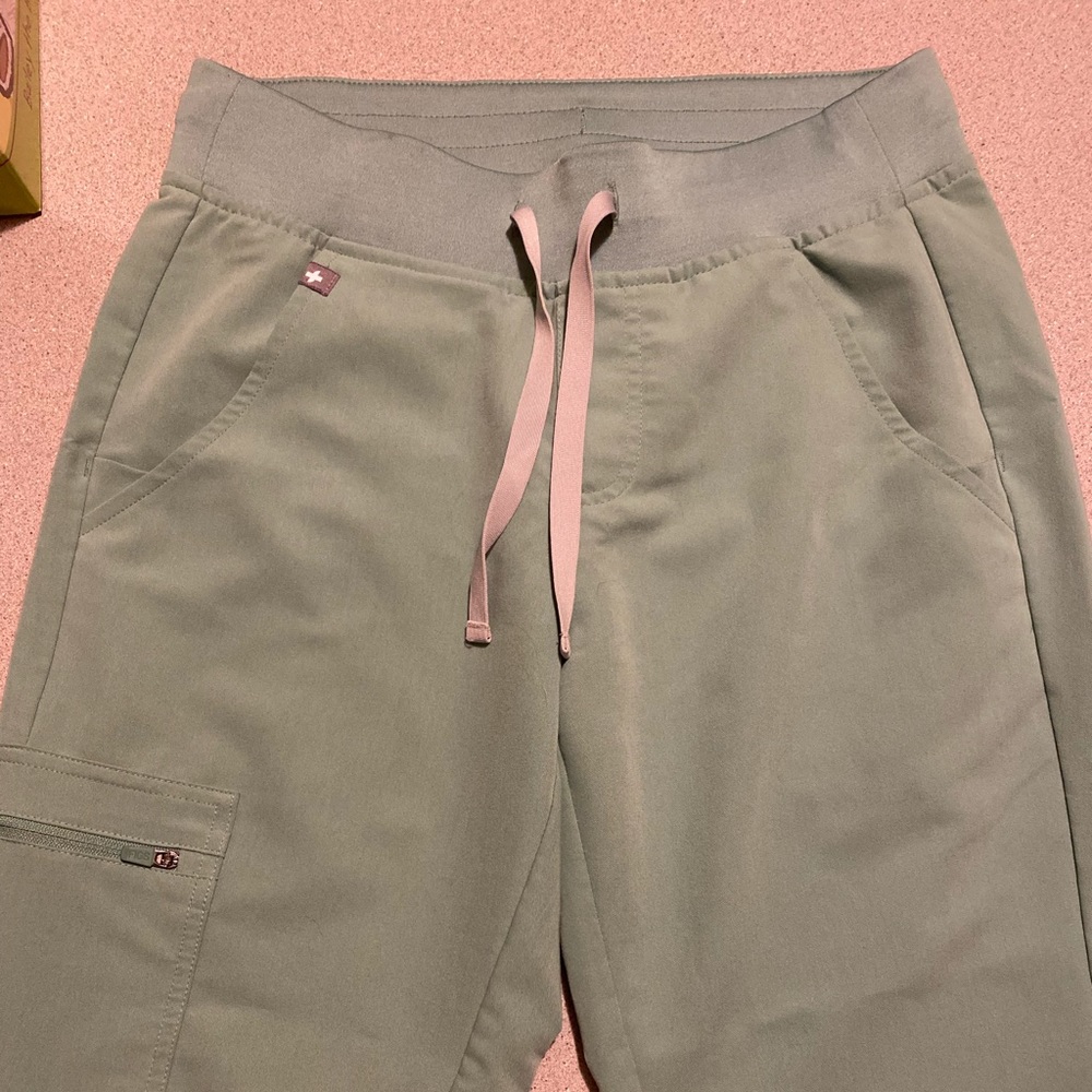 Figs - Jade Zamoras XS Petite